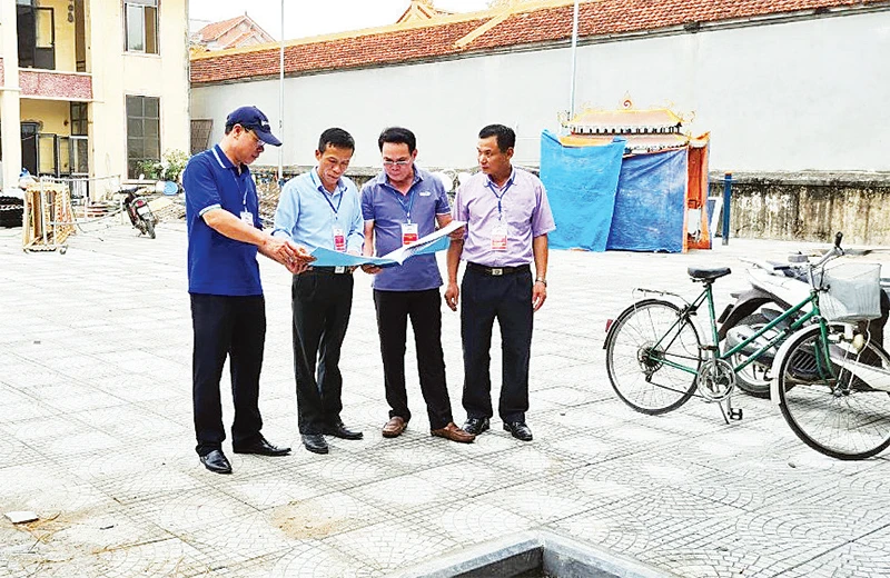 Giám sát việc xây dựng nhà văn hóa ở thôn Đoài, xã Kim Nỗ, huyện Đông Anh.