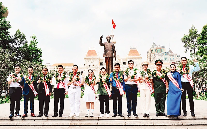 Các công dân trẻ tiêu biểu của Thành phố Hồ Chí Minh trước tượng đài Chủ tịch Hồ Chí Minh. (Ảnh T.ĐOÀN)