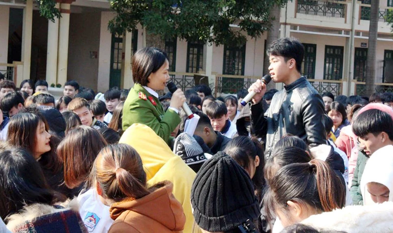 Cán bộ Phòng Cảnh sát hình sự (Công an tỉnh Hòa Bình) phổ biến phòng, chống vi phạm pháp luật trong thanh thiếu niên tại Trường THPT Thạch Yên, huyện Cao Phong.