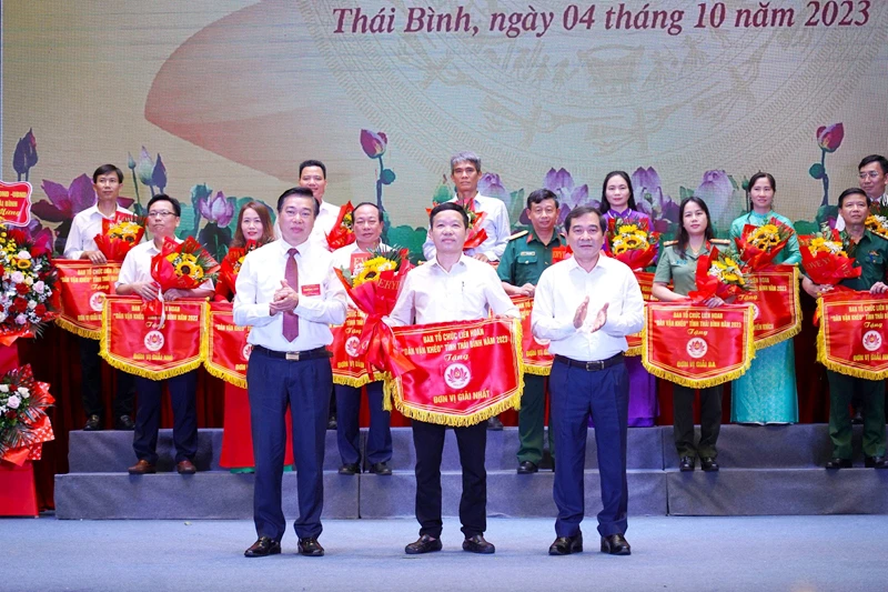 Các đơn vị và cá nhân đạt thành tích cao trong Liên hoan Dân vận khéo tỉnh Thái Bình năm 2023.