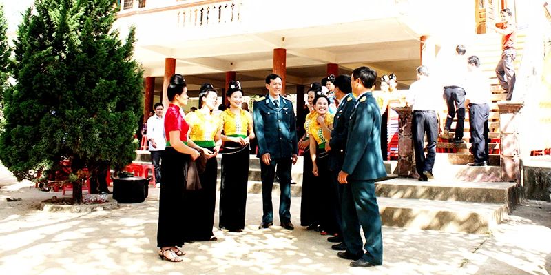 Phút giao lưu, gặp gỡ giữa bộ đội Phòng không-Không quân và nhân dân các dân tộc xã Thanh Minh, thành phố Điện Biên Phủ, tỉnh Điện Biên.