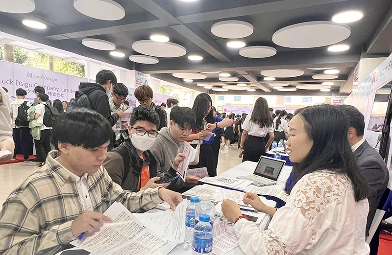 Sinh viên một trường đại học tại Thành phố Hồ Chí Minh tham gia hoạt động ngoại khóa.