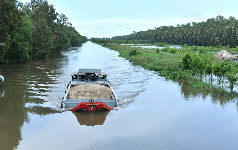 Đồng bằng sông Cửu Long với hệ thống kênh rạch chằng chịt rất thuận lợi cho vận tải thủy. (Ảnh ĐĂNG KHOA)