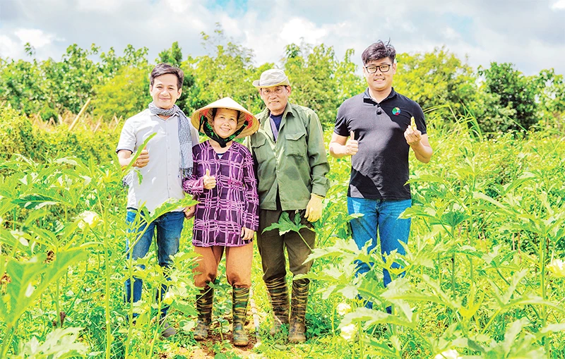 Để HUB hoạt động hiệu quả, thật sự giải quyết được các vấn đề của nhà nông, Nguyễn Thiên Lý (áo đen) thường xuyên có các chuyến đi thực địa. (Ảnh: NVCC) 