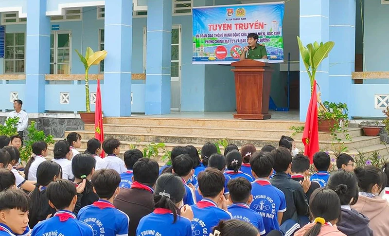 Đại úy Phan Chí Linh tại buổi tuyên truyền các chủ trương, đường lối, chính sách của Đảng, pháp luật của Nhà nước cho học sinh.