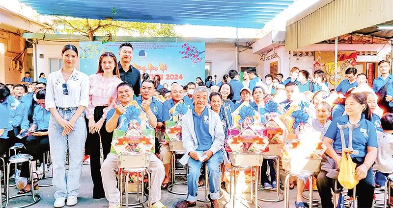 Hội Liên hiệp Thanh niên Thành phố Hồ Chí Minh trao quà Tết tặng các gia đình người khuyết tật có hoàn cảnh khó khăn.