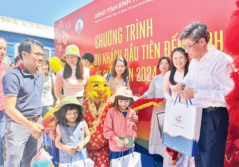 Lãnh đạo tỉnh Bình Thuận lì xì cho du khách "xông đất" Bình Thuận vào mồng 1 Tết Giáp Thìn 2024 tại ga Phan Thiết.