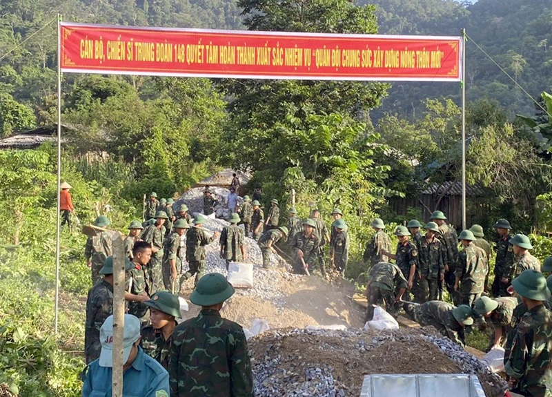 Cán bộ, chiến sĩ Bộ Chỉ huy Quân sự tỉnh Tuyên Quang phối hợp Trung đoàn 148 giúp nhân dân xã Khâu Tinh, huyện Na Hang làm đường liên thôn.