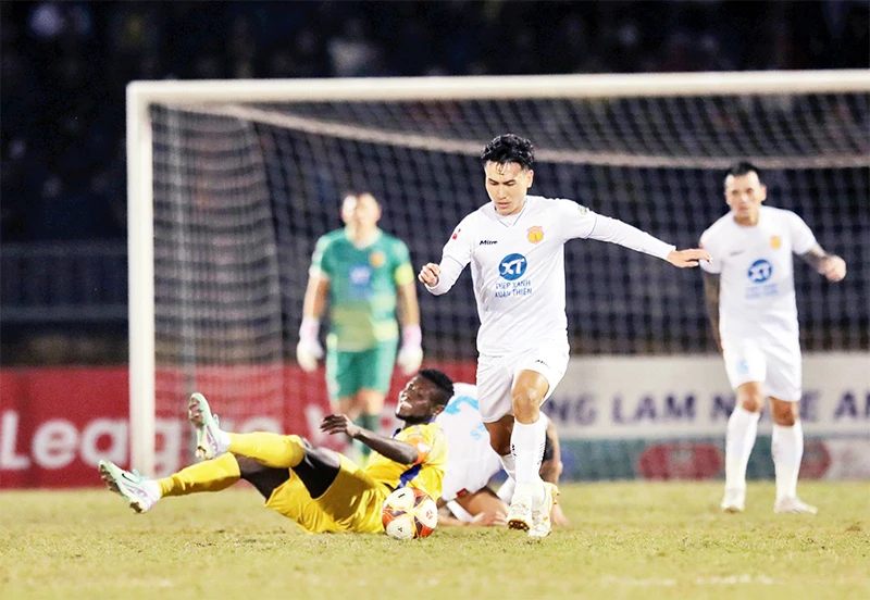 Thép Xanh Nam Định (áo trắng) thắng Sông Lam Nghệ An 1-0 ngay trên sân Vinh. (Ảnh TXNĐ FC) 
