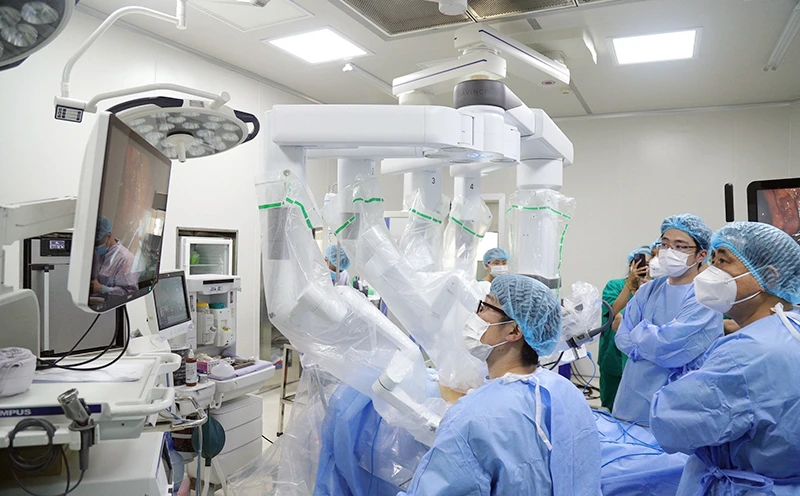 Các chuyên gia Bệnh viện K và Bệnh viện Đại học Nagoya (Nhật Bản) phối hợp phẫu thuật nội soi robot cho bệnh nhân ung thư.