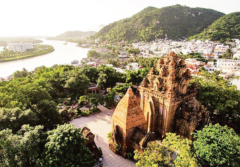 Tháp Bà Ponagar tọa lạc trên đồi Cù Lao, thuộc phường Vĩnh Phước, thành phố Nha Trang.