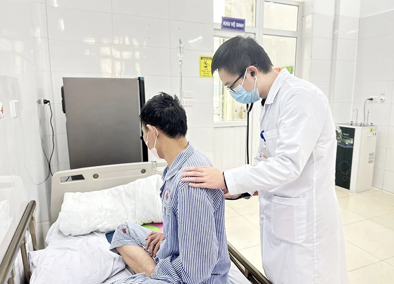 Khám và điều trị cho người mắc bệnh lao tại Bệnh viện Phổi trung ương.