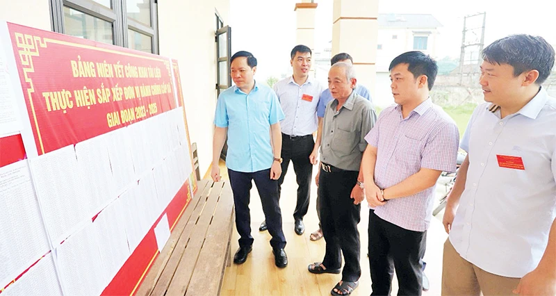 Lãnh đạo huyện Đông Hưng kiểm tra công tác sáp nhập đơn vị hành chính tại xã Phong Châu. 