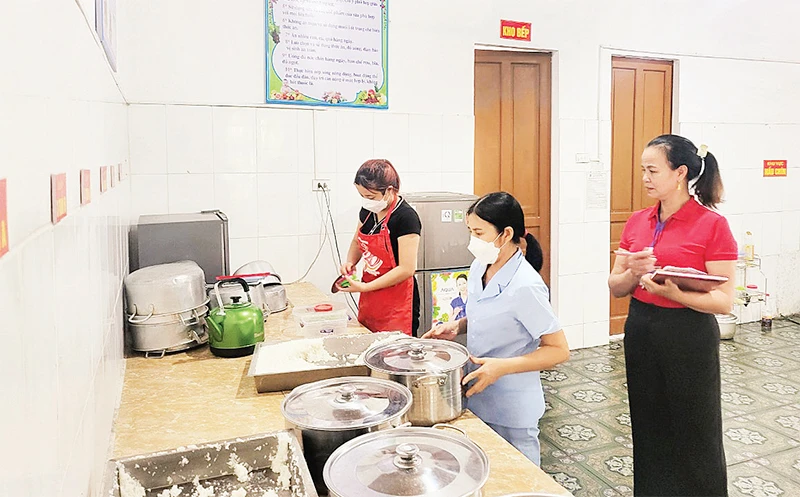 Trường mầm non Nam Phúc Thăng (huyện Cẩm Xuyên) phải cắt cử cán bộ không chuyên thực hiện nhiệm vụ y tế học đường tại bếp ăn bán trú.