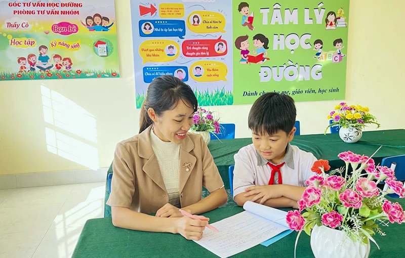 Tư vấn tâm lý cho học sinh tại Trường tiểu học Đại Lai, huyện Gia Bình, tỉnh Bắc Ninh. (Ảnh VŨ NGA) 