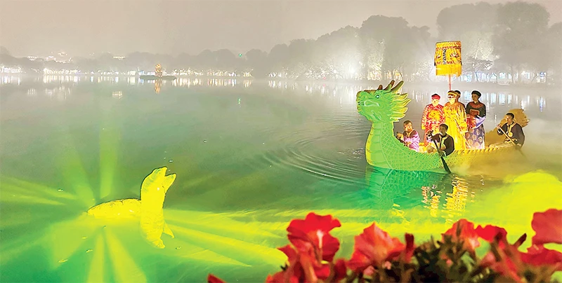 Tour du lịch đêm đền Ngọc Sơn đang là sản phẩm thu hút khách du lịch.