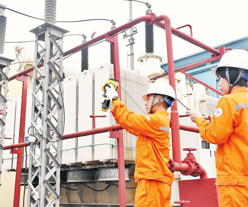 Công nhân EVNHANOI kiểm tra tình trạng hoạt động của các thiết bị điện.
