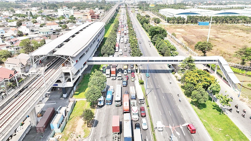 Nhiều cầu bộ hành đang được hoàn thiện kết nối các ga của tuyến Metro Bến Thành-Suối Tiên trên trục giao thông đường Võ Nguyên Giáp (xa lộ Hà Nội cũ). 