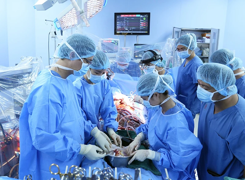 Các bác sĩ Bệnh viện Trung ương Quân đội 108 thực hiện thành công ca ghép tim từ người cho chết não giúp hồi sinh một nữ bệnh nhân 39 tuổi. 