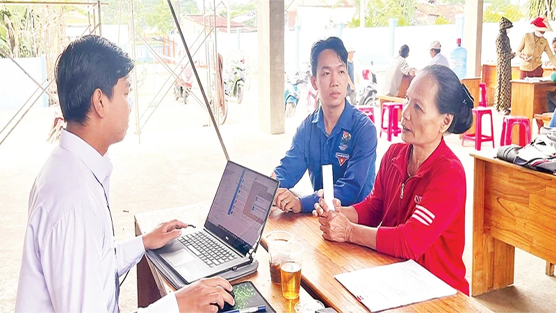 Phạm Minh Mây (giữa) hỗ trợ người dân Ngày thứ bảy tình nguyện.