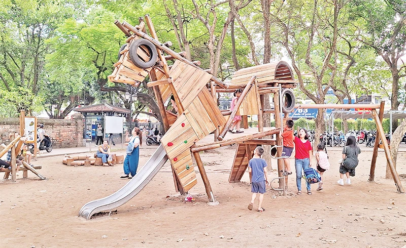 Sân chơi Thánh Gióng làm từ vật liệu tái chế tại vườn Giám, di tích Văn Miếu-Quốc Tử Giám (Hà Nội).