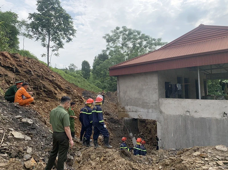 Lực lượng chức năng triển khai công tác cứu nạn, tìm kiếm nạn nhân bị đất, đá vùi lấp ở huyện Ngân Sơn. (Ảnh TUẤN SƠN)