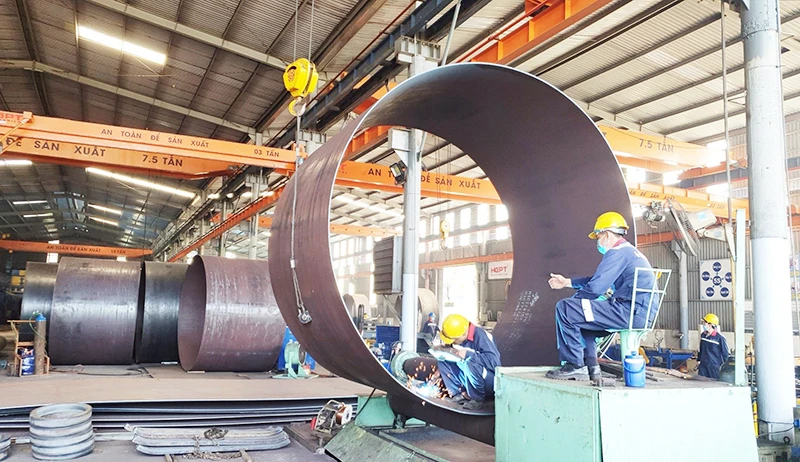 Sản xuất ống thép tại Công ty cổ phần Cơ khí Hà Giang Phước Tường (Đà Nẵng).