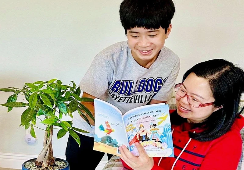 Thạc sĩ Nguyễn Hường và con trai đọc những câu chuyện dân gian Việt Nam trong "Chuyện kể dưới bầu trời phương Đông". (Ảnh NVCC)