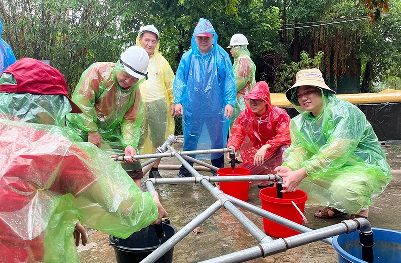 Tập huấn nâng cao năng lực cho Đội ứng phó thiên tai, thảm họa của Trung ương Hội Chữ thập đỏ Việt Nam. (Ảnh LOAN THÚY)