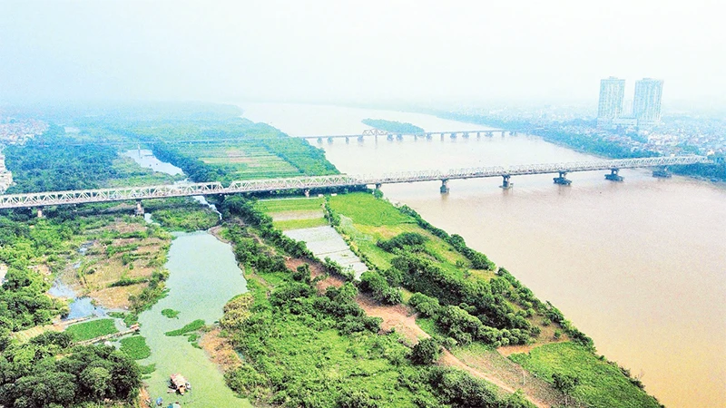 Khu vực bãi giữa sông Hồng nằm trong nội đô Hà Nội. (Ảnh KHIẾU MINH)