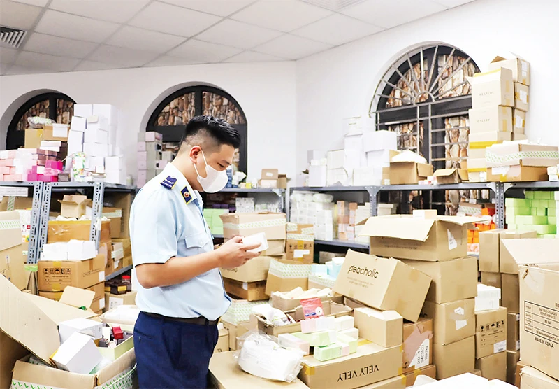 Lực lượng chức năng kiểm tra kho hàng của một cơ sở kinh doanh trên mạng tại Khu đô thị Đô Nghĩa thuộc phường Yên Nghĩa, quận Hà Đông. (Ảnh MAI NGỌC)