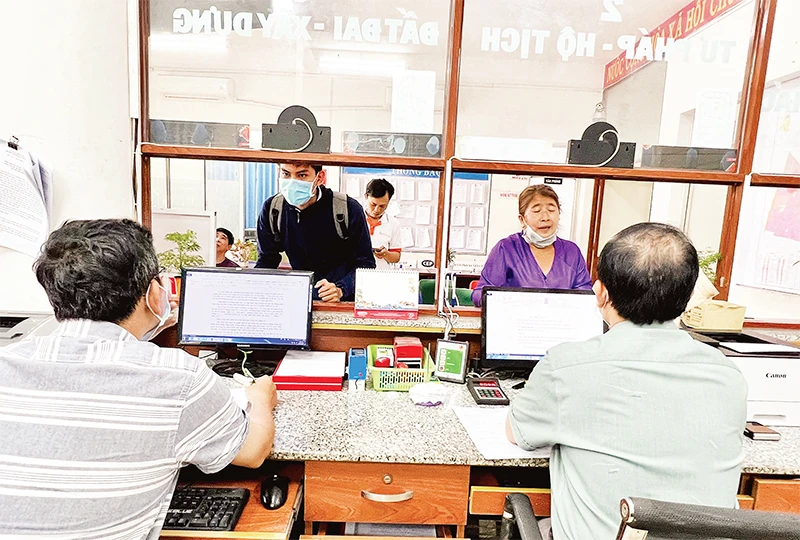 Người dân làm thủ tục hành chính tại phường Bình Hưng Hòa, quận Bình Tân.