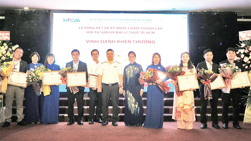 Cục Thuế Thành phố Hồ Chí Minh khen thưởng các đại lý thuế tiêu biểu.