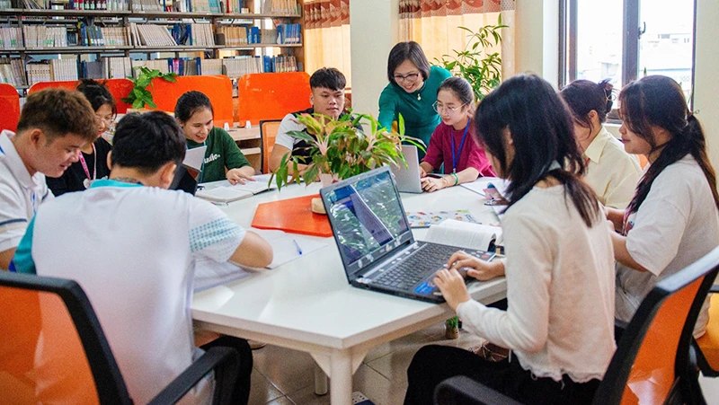 Sinh viên Trường đại học Sư phạm Thái Nguyên trao đổi nhóm để nâng cao trình độ và kỹ năng sư phạm.