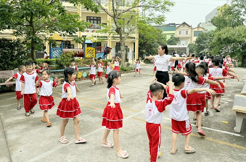Giờ tập thể dục của cô và học sinh Trường mầm non Hoàn Sơn 2, huyện Tiên Du, Bắc Ninh.