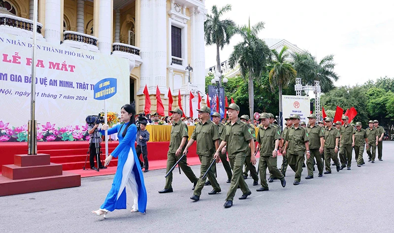 Ra mắt lực lượng bảo đảm an ninh, trật tự ở cơ sở tại thành phố Hà Nội. (Ảnh PHẠM KIÊN)
