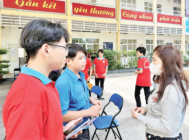 Đội tình nguyện viên của Trung tâm Giáo dục thường xuyên Chu Văn An tư vấn, giới thiệu thông tin với phụ huynh học sinh.