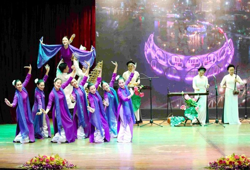 Một tiết mục biểu diễn trong khuôn khổ "Tuần Văn hóa Việt Nam tại Campuchia". (Ảnh TTXVN)