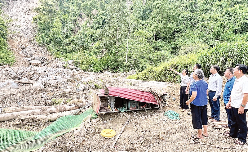 Nhà bà Quan Thị Tiết, tổ dân phố Nà Khà, thị trấn Lăng Can, huyện Lâm Bình nằm tiếp giáp chân núi Pù Húc có nguy cơ sạt lở cao.