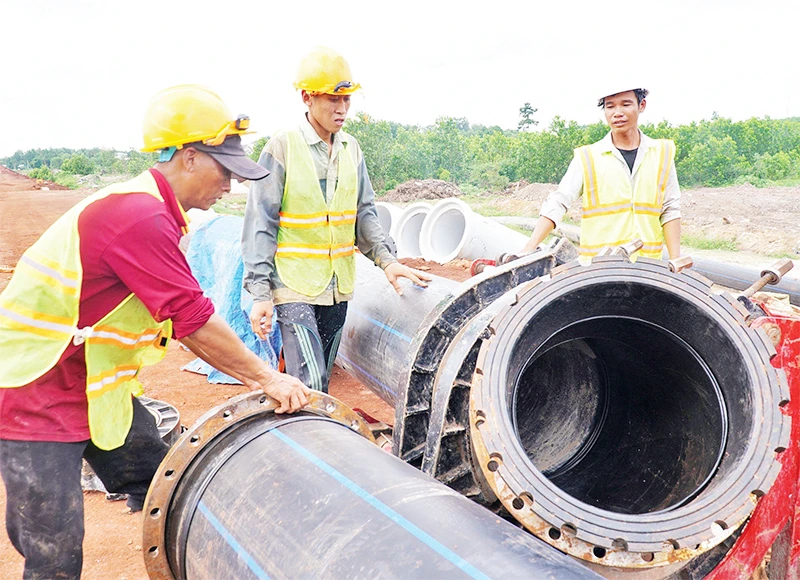 Công nhân thi công đường ống cung cấp nước cho sân bay Long Thành.