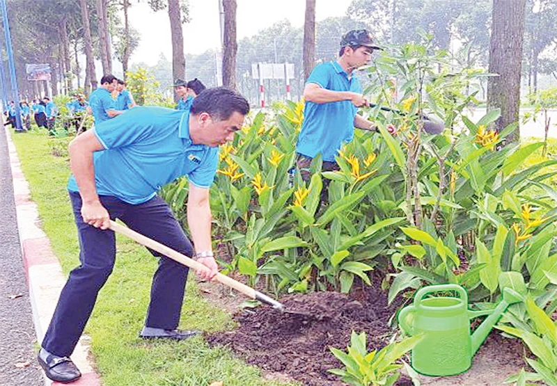 Lãnh đạo Ủy ban nhân dân tỉnh Bình Dương trồng cây tại Lễ phát động "Ngày thứ bảy văn minh" cuối tháng 6/2024.