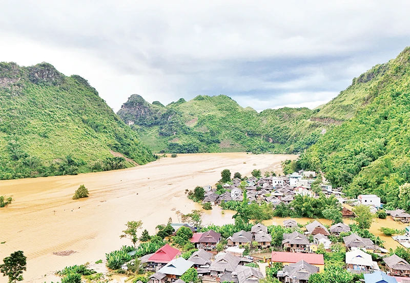 Mưa lớn kéo dài gây ngập úng, ảnh hưởng hơn 270 căn nhà ở xã Tông Cọ, huyện Thuận Châu, Sơn La, trong đó có 39 nhà ngập hoàn toàn. 