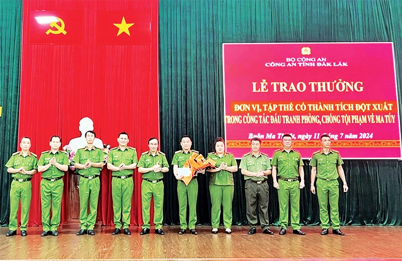 Công an tỉnh Đắk Lắk trao thưởng cho Công an thành phố Buôn Ma Thuột vì có thành tích đột xuất trong công tác phòng chống tội phạm về ma túy.