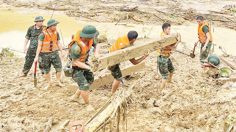 Bộ đội tìm kiếm nạn nhân và khắc phục hậu quả lũ quét ở Làng Nủ.