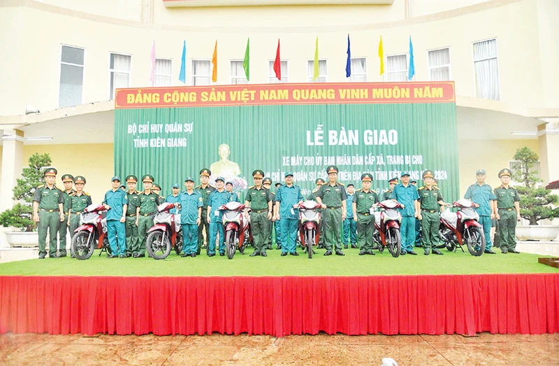 Lãnh đạo Bộ Chỉ huy quân sự tỉnh Kiên Giang bàn giao xe máy cho đại diện Ban Chỉ huy quân sự các xã trên địa bàn tỉnh. 