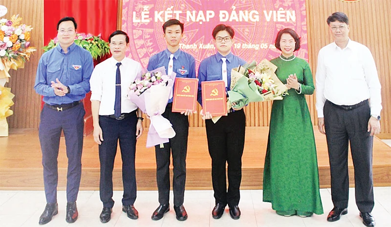 Lãnh đạo Quận ủy Thanh Xuân chúc mừng học sinh được kết nạp Đảng tại Chi bộ Trường THPT Trần Hưng Đạo-Thanh Xuân.