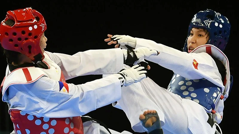 Trương Thị Kim Tuyền, nữ võ sĩ taekwondo hàng đầu nước ta (bên phải) trong một trận thi đấu quốc tế. (Ảnh GETTY)