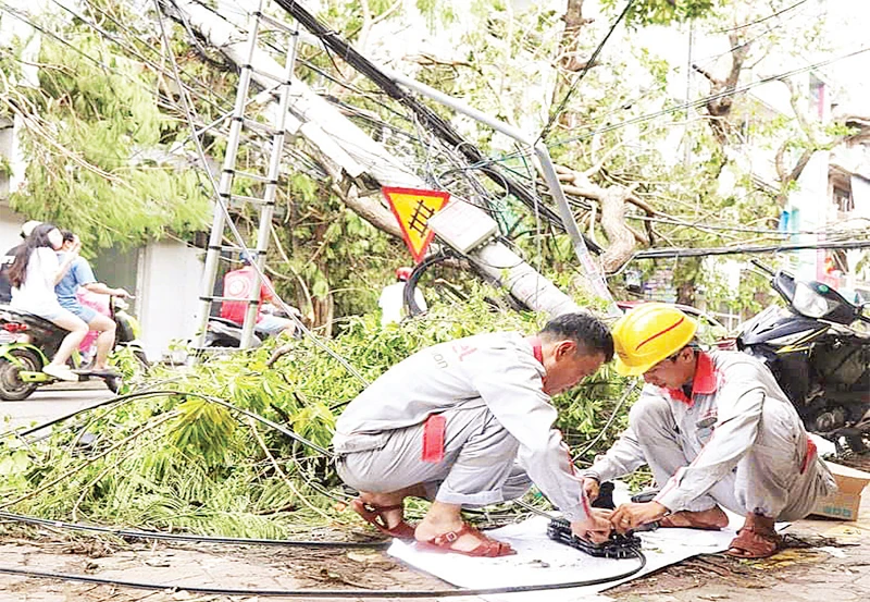 Cán bộ, nhân viên kỹ thuật các doanh nghiệp viễn thông khắc phục sự cố sau bão số 3 tại Hải Phòng. (Ảnh V.T)