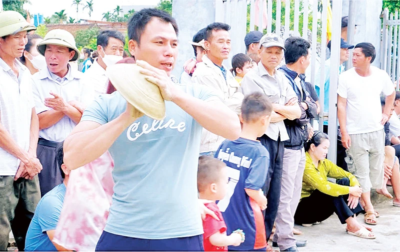 Trò chơi pháo đất thu hút nhiều bạn trẻ ở xã Đông Cường (huyện Đông Hưng, tỉnh Thái Bình) tham gia.