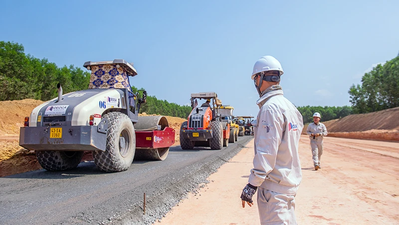 Nhà thầu thi công triển khai lu lèn, thảm bê-tông nhựa mặt đường thuộc dự án thành phần đường cao tốc bắc-nam phía đông, đoạn Quảng Ngãi-Hoài Nhơn.